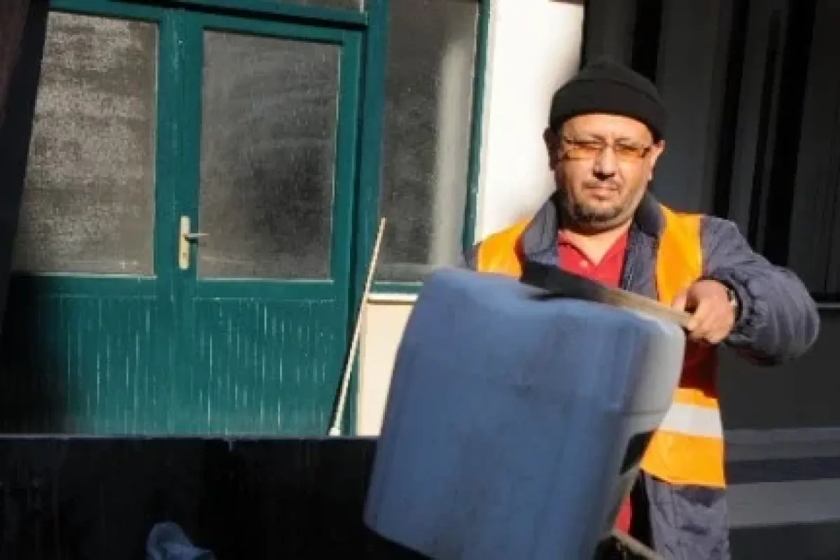 Gazeteciye Yaprak Toplama Cezası