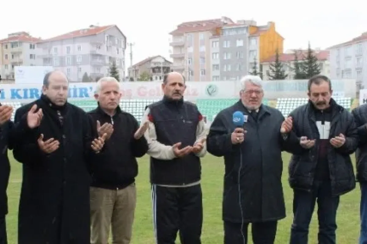 Vergi Affı Için Saha Ortasında Dua