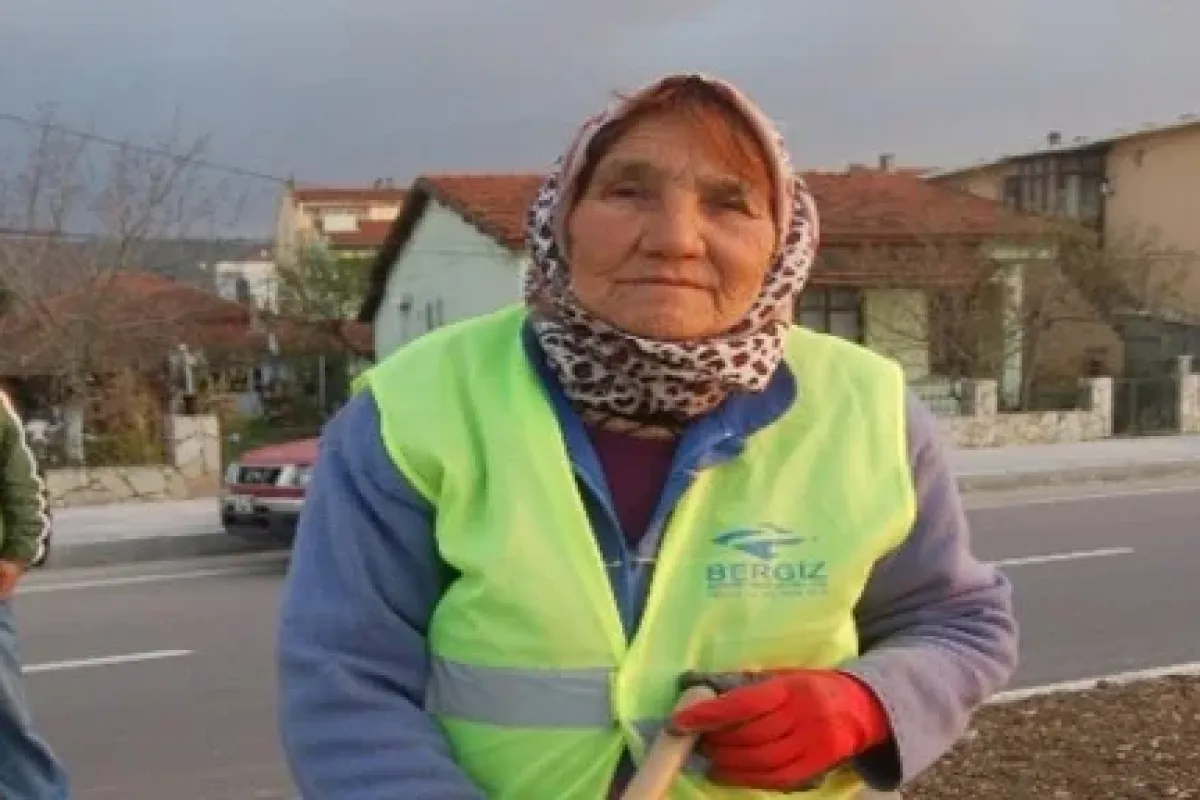 75 Yaşındaki Kadın Kazma Kürek Sallıyor