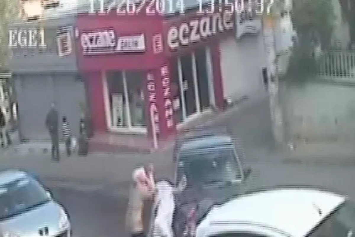 Anne Ve Bebeğine Otomobil Böyle çarptı