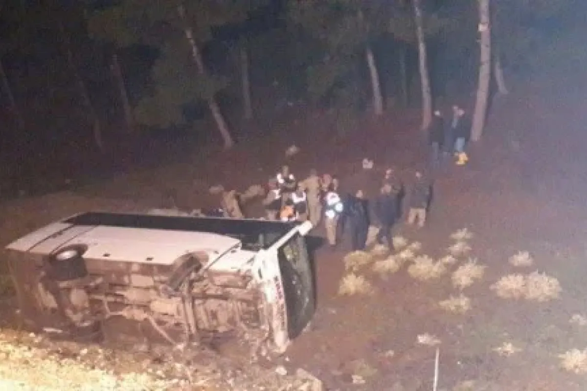 Midibüs Devrildi: 12 Yaralı