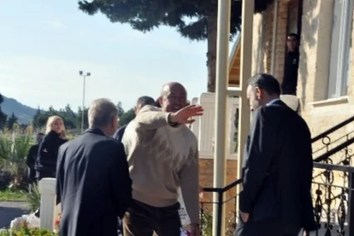 O Prof. Cezaevine Girdi