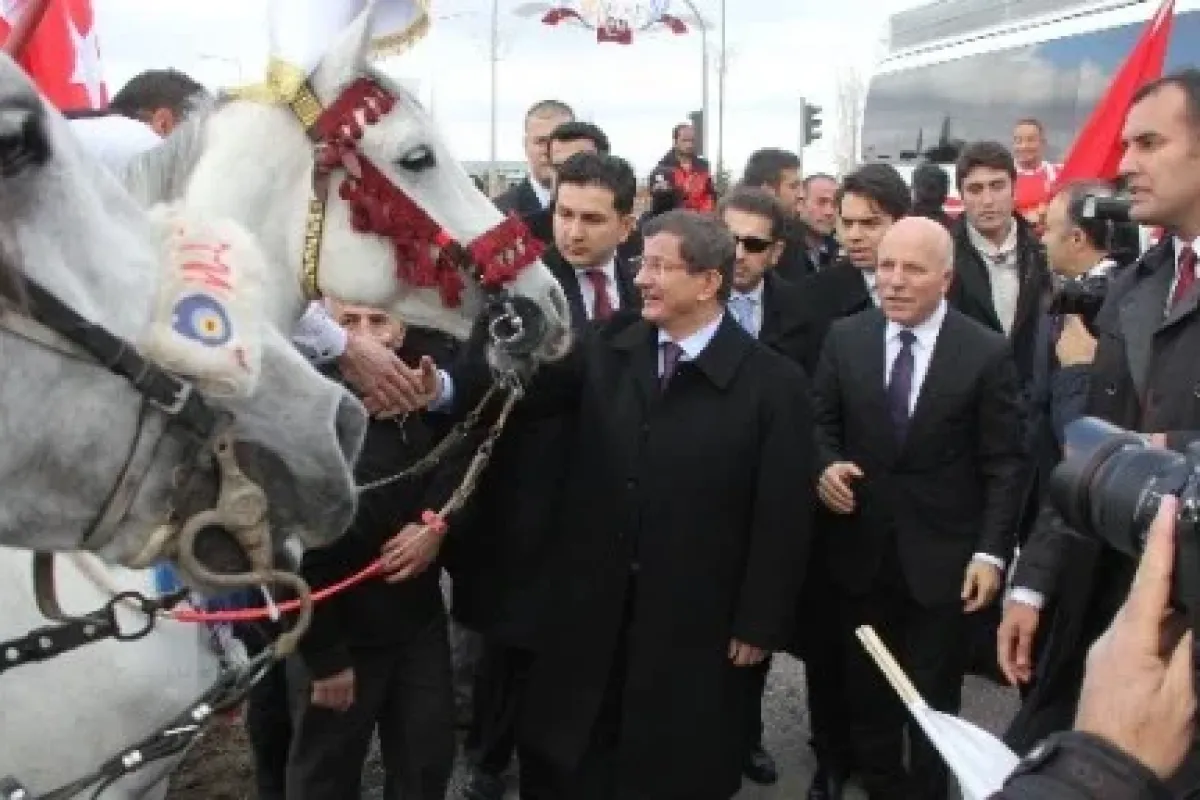 Davutoğlu’na Atlı Karşılama