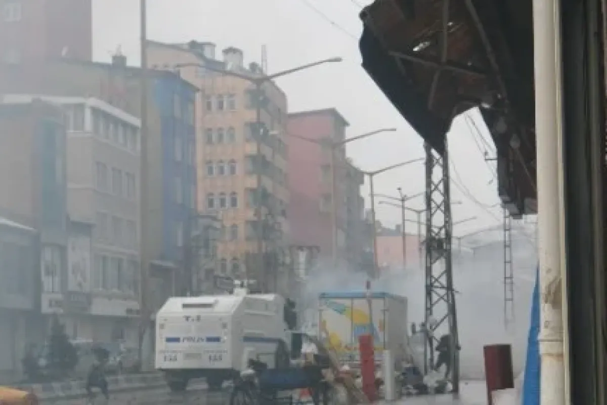 Askeri Konvoya Taşlı Saldırıya Polis Müdahalesi