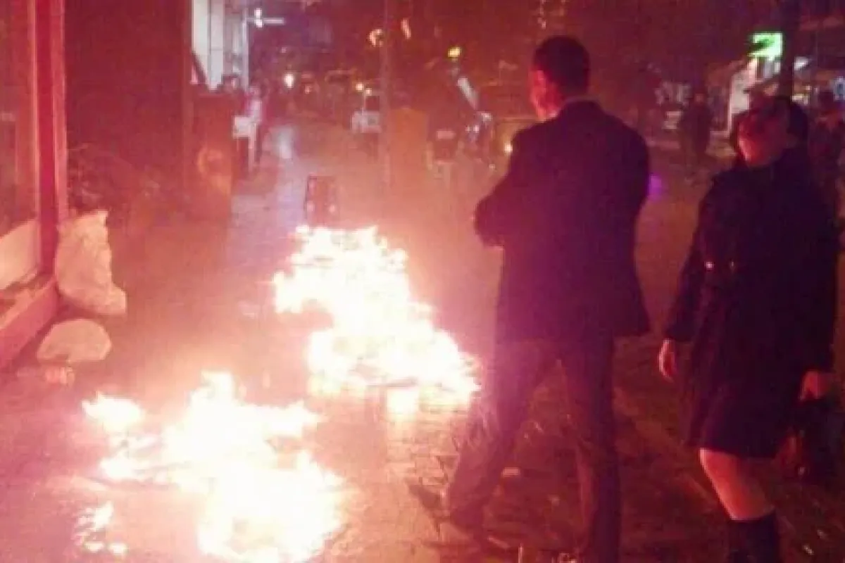 Eşi Için Caddeyi Yaktı