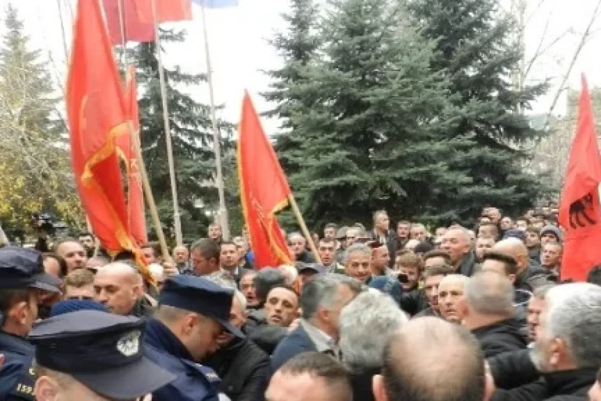 Göstericiler Polisle çatıştı