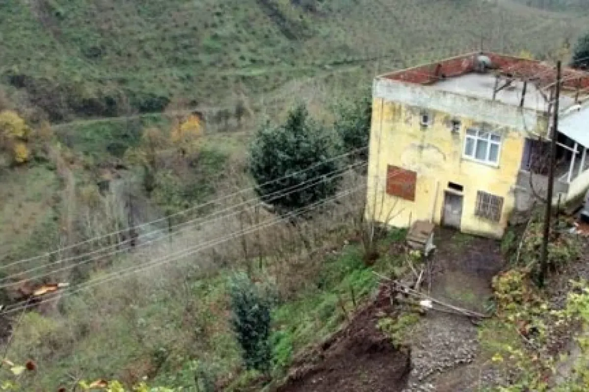 Heyelan Evi Tehdit Ediyor...