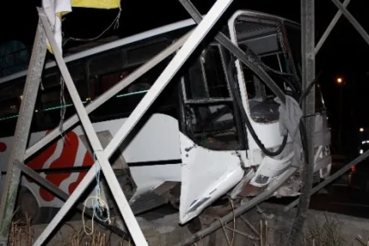 İşçi Servisi Elektrik Direğine Girdi: 6 Yaralı