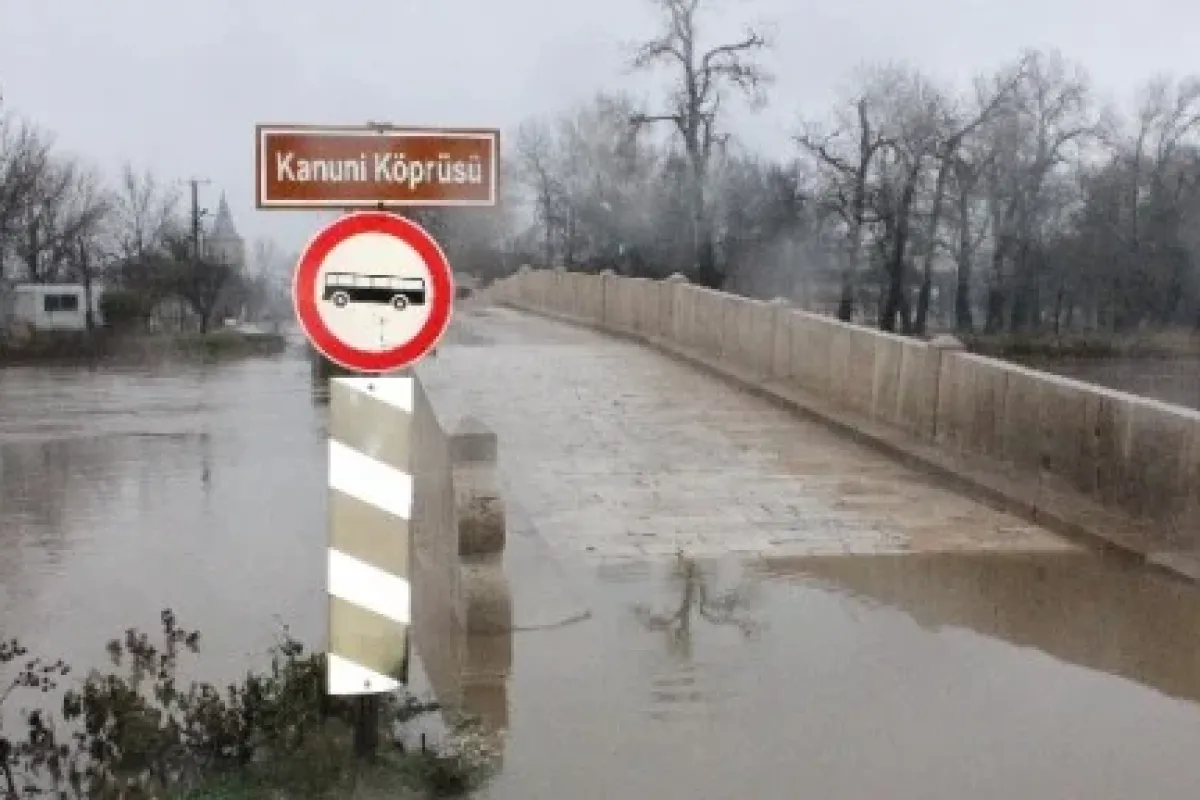 Komşu Sular Altında
