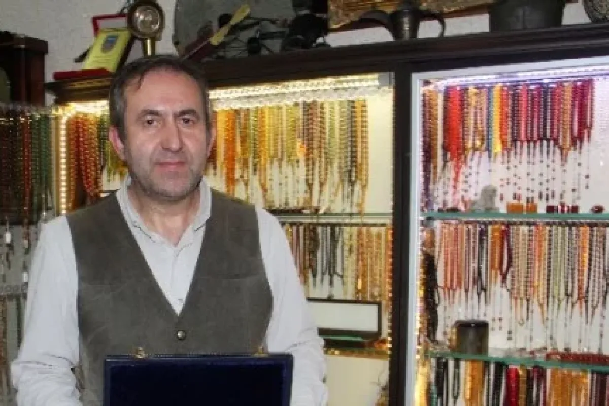 Tesbihleriyle ’sabır’ çektiriyor