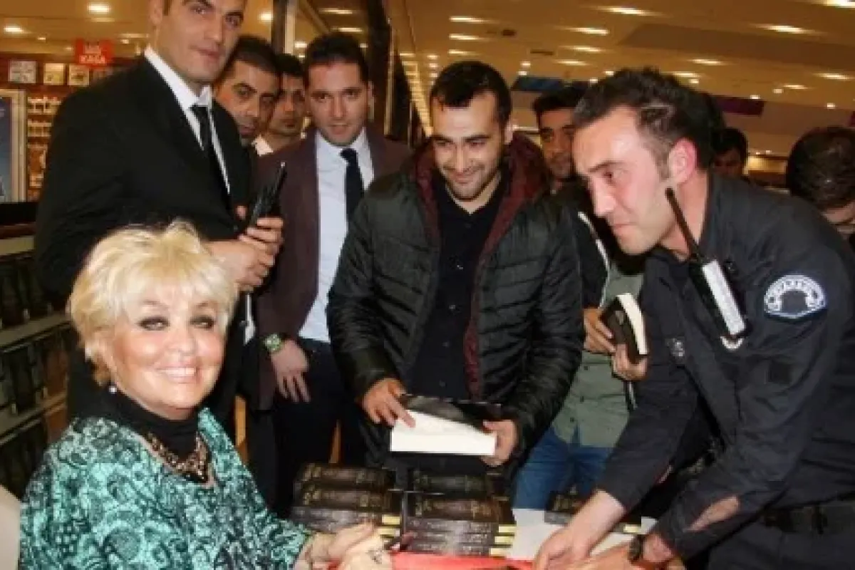 Yazar Nazan Şara Şatana Izdihamı
