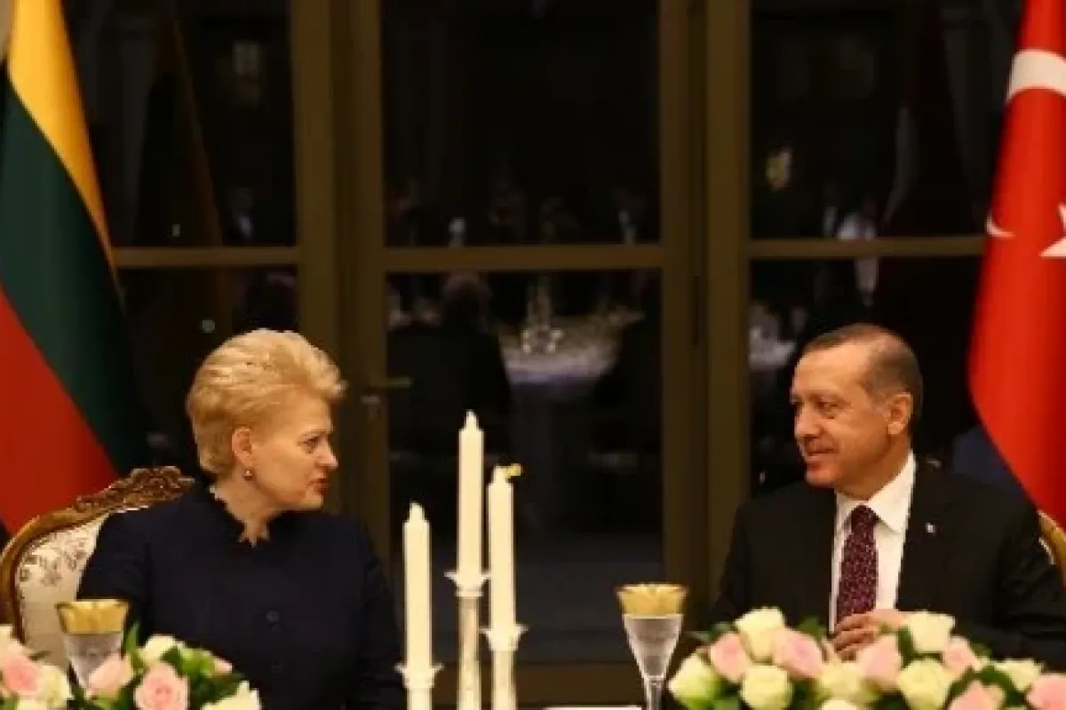 Mevkidaşının Onuruna Yemek Verdi