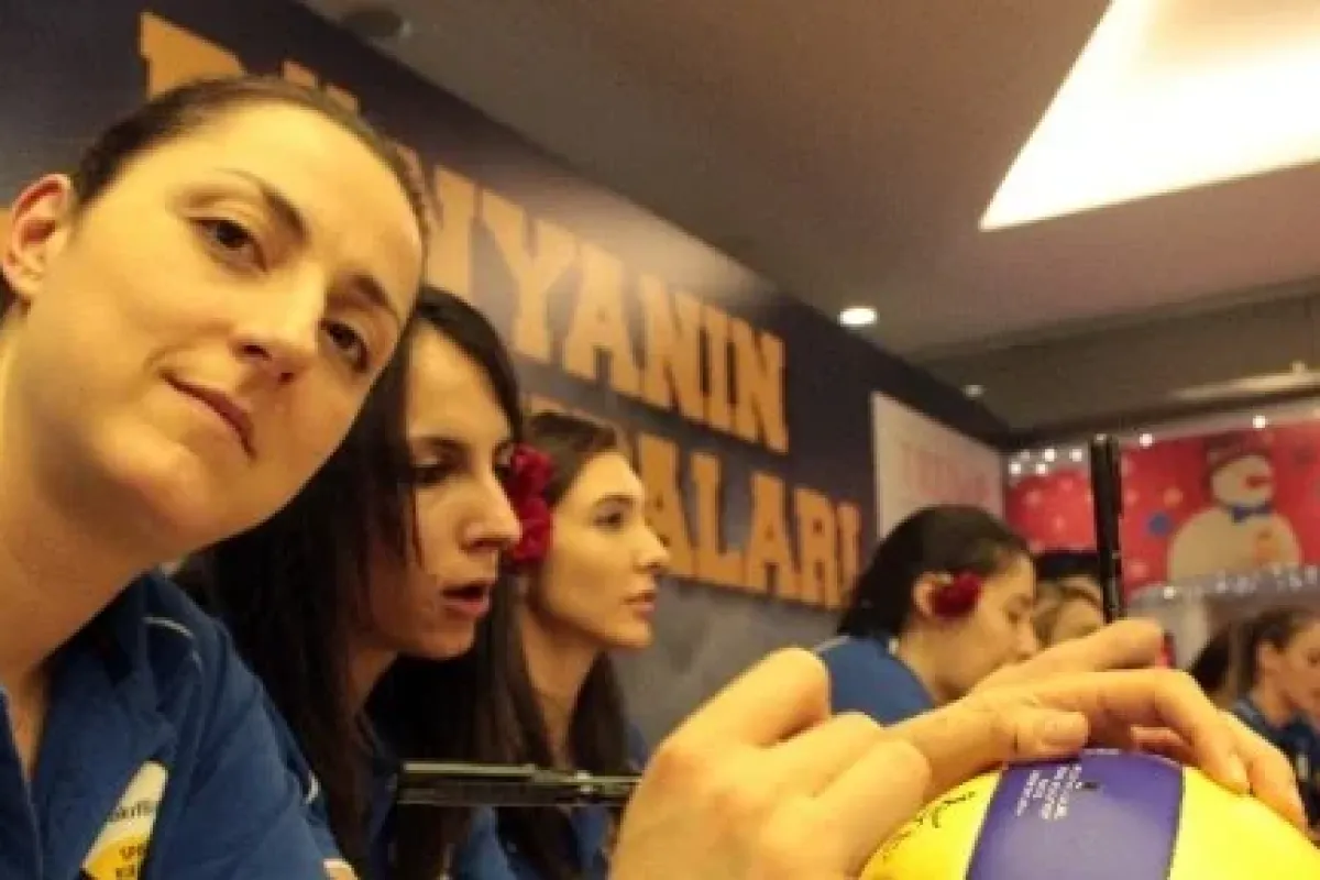 Vakıfbank Bayan Voleybol Takımı Taraftarlarla Buluştu