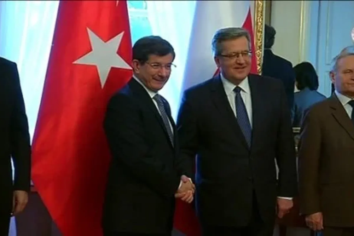 Davutoğlu Polonya Cumhurbaşkanı Ile Görüştü