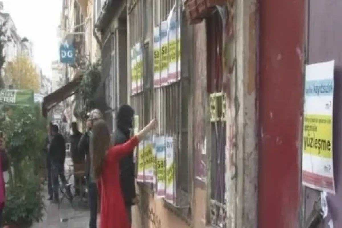 Kırmızı Elbiseli Kadından Danslı Protesto
