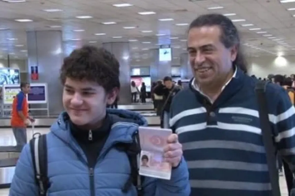 Türk Pasaportuyla Poz Verdi
