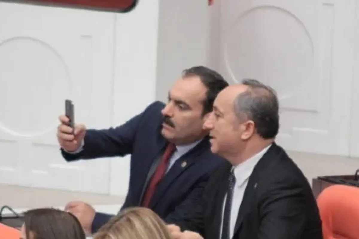 Hepsi Telefonlarına Sarıldı