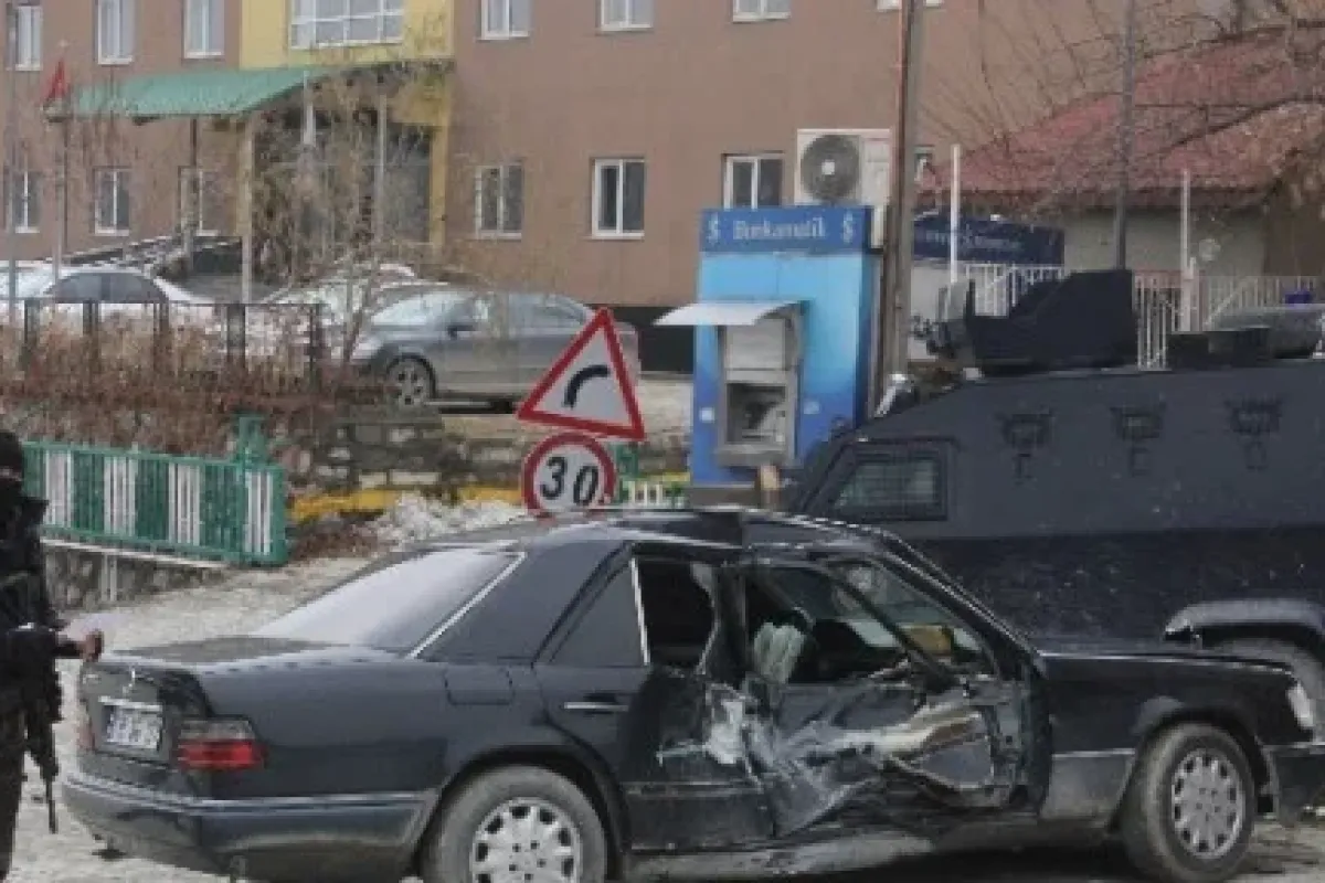 Polis Araçları çarpıştı: 1 Yaralı