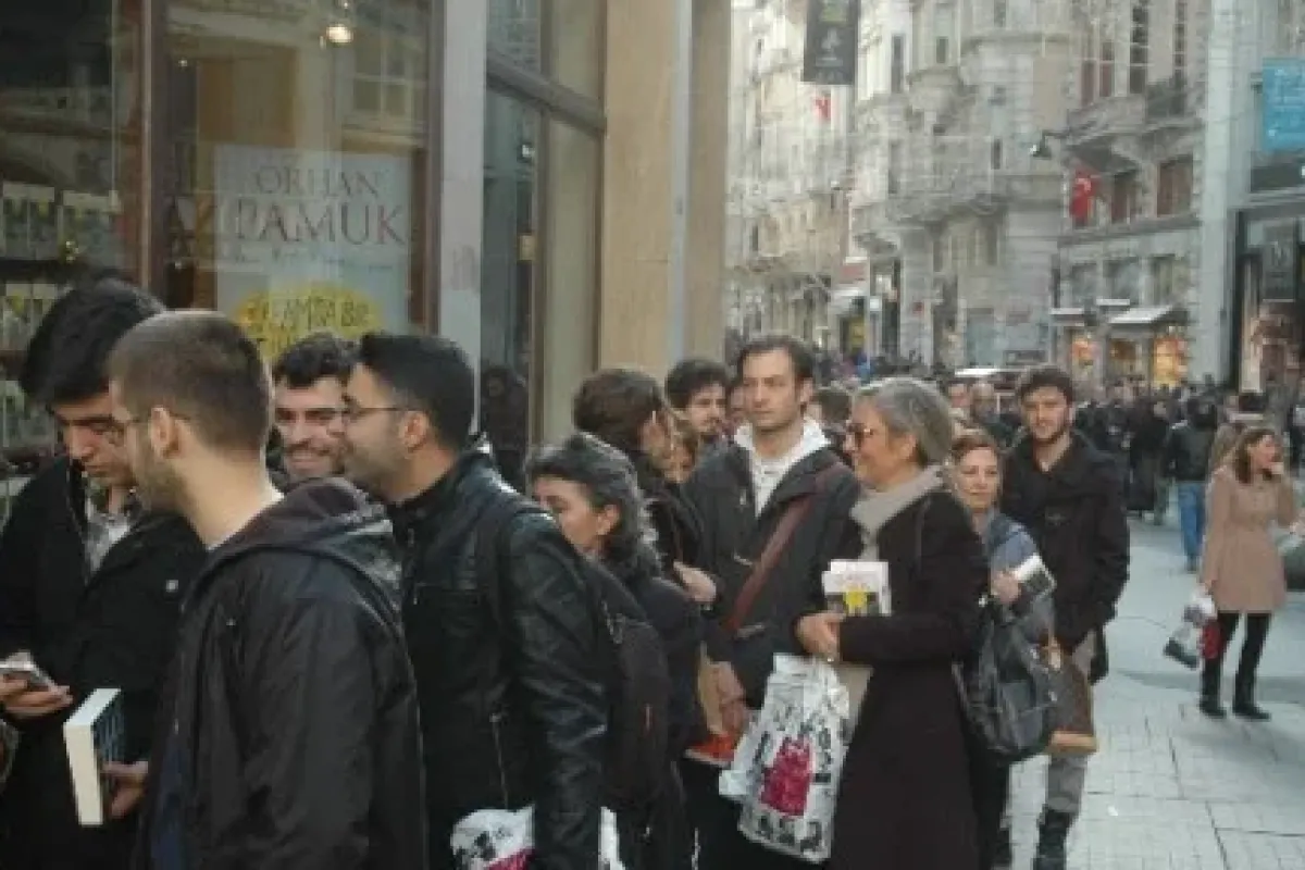 Beyoğlu’nda Orhan Pamuk Izdihamı