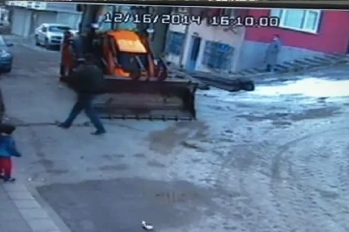 Baba Ve Oğlu Kepçeden Son Anda Kurtuldu