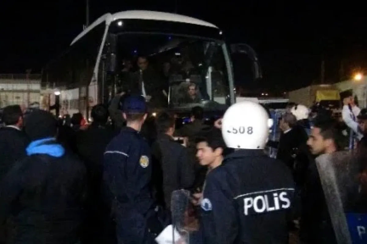 Galatasaray Stadyumdan Zırhlı Polis Araçları Eşliğinde Ayrıldı