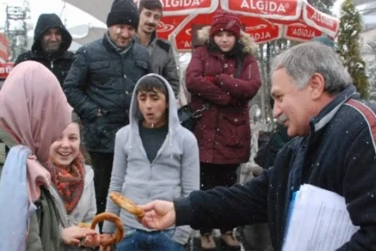 Kazandığı Tazminatla Simit Ve Pasta Dağıttı