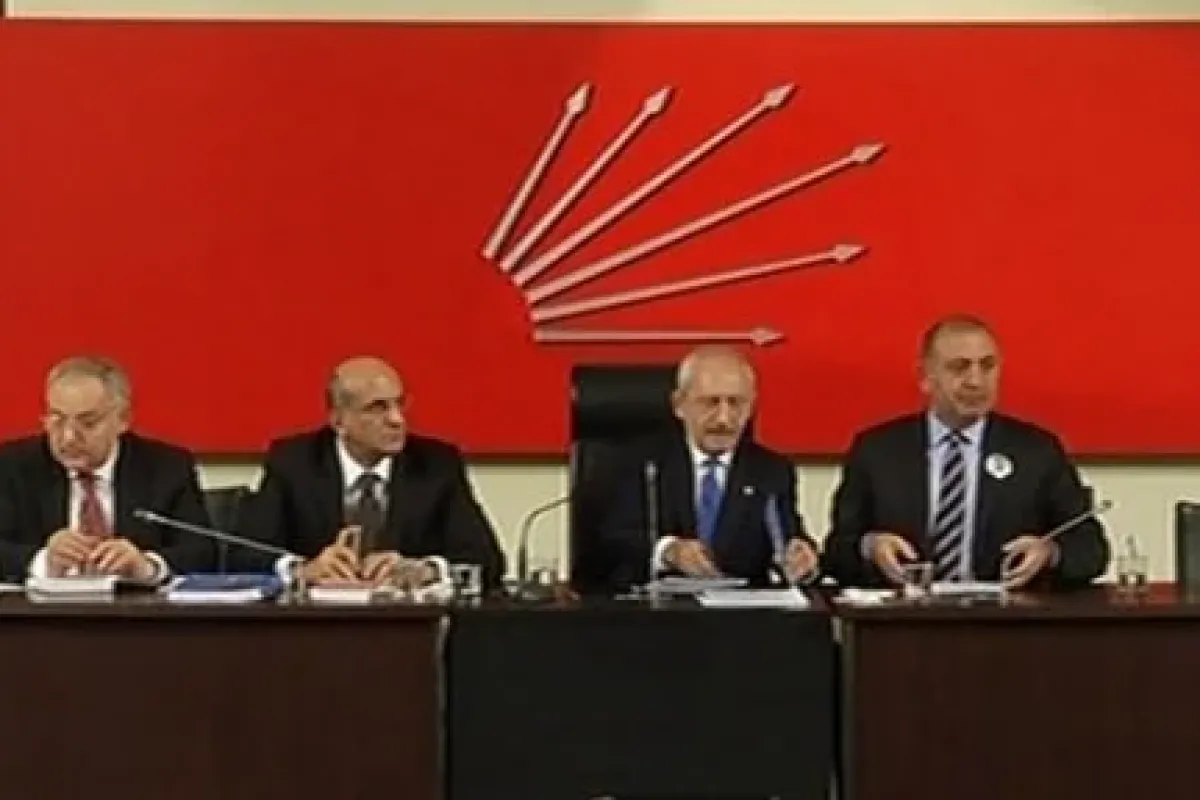 Kılıçdaroğlu Mikrofonun Açık Olduğunu Unutunca