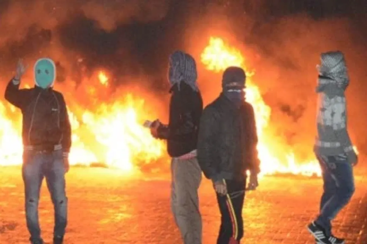 Polise Molotoflarla Saldırdılar