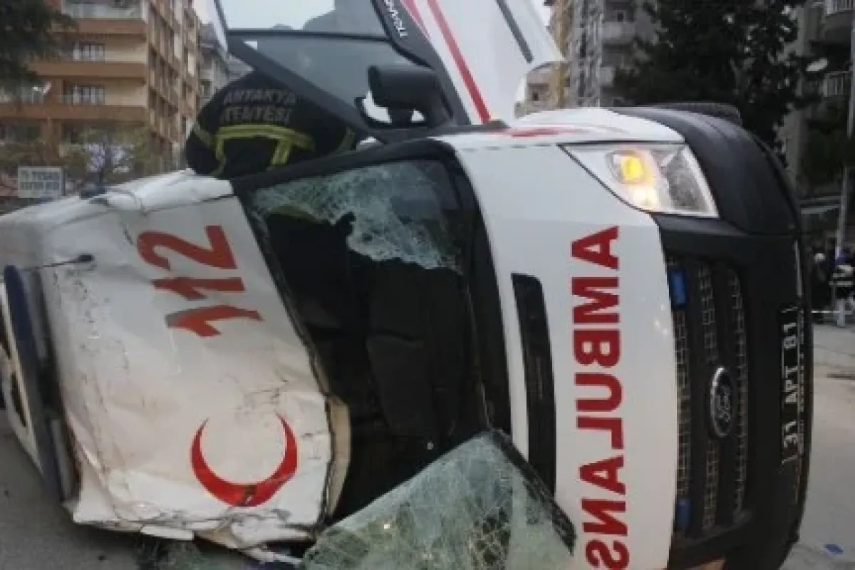 Ambulans Takla Attı: 3 Yaralı