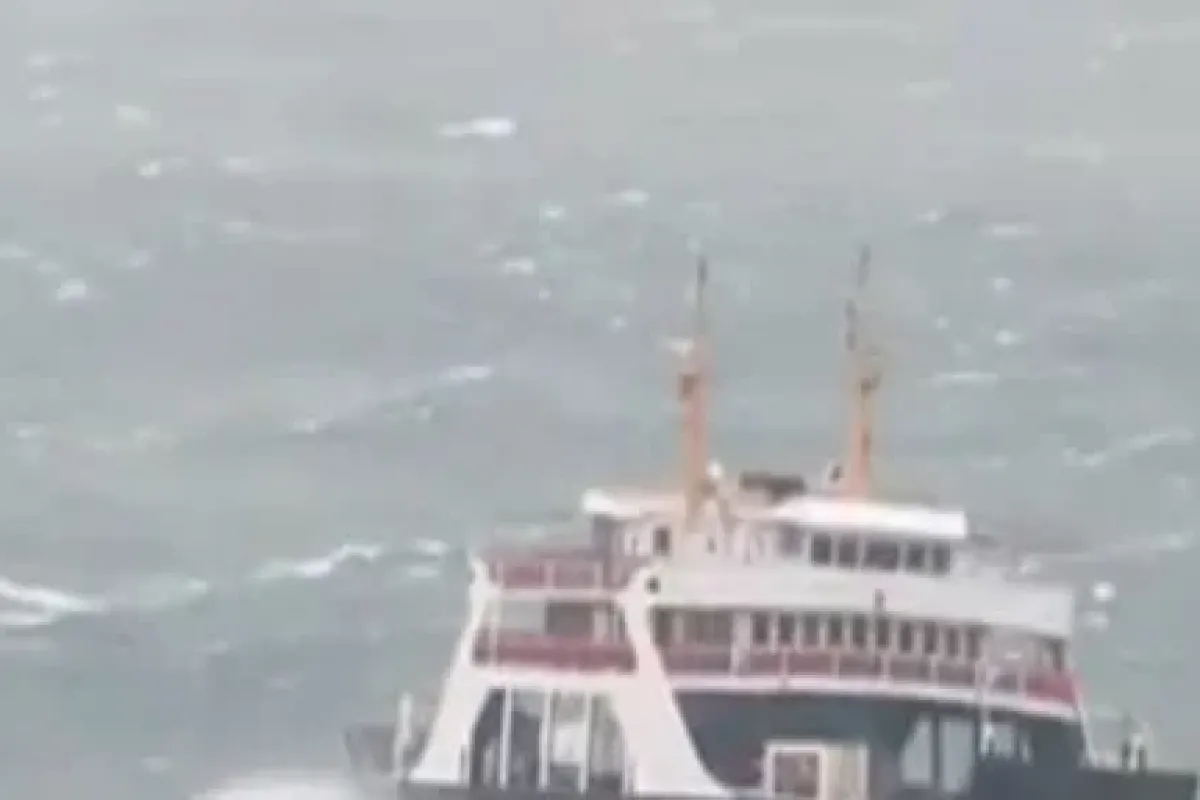 Denizin Ortasında Beşik Gibi Sallandı