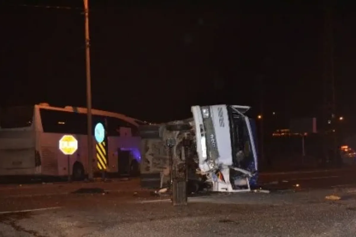 Yolcu Otobüsü Ile Kamyonet çarpıştı: 1 ölü, 4 Yaralı
