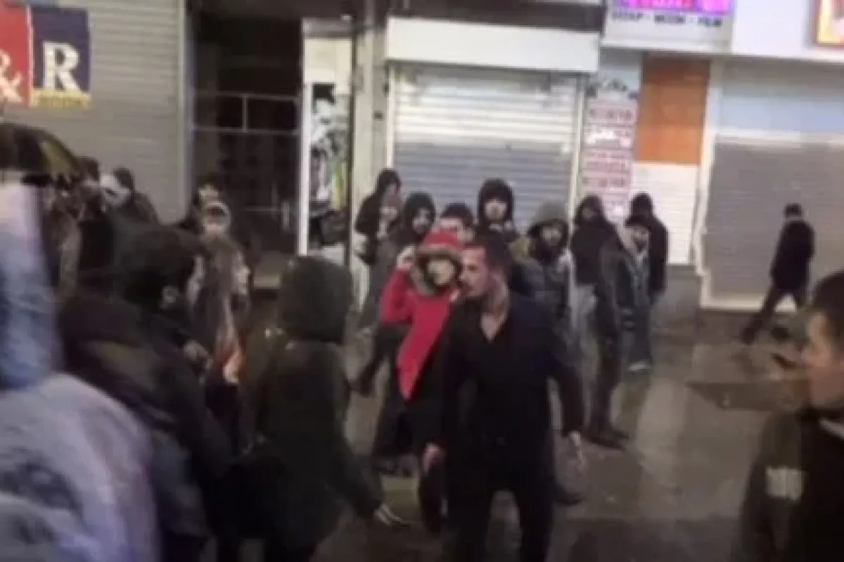 Kavga Eden Genci Kız Arkadaşı Sakinleştirdi