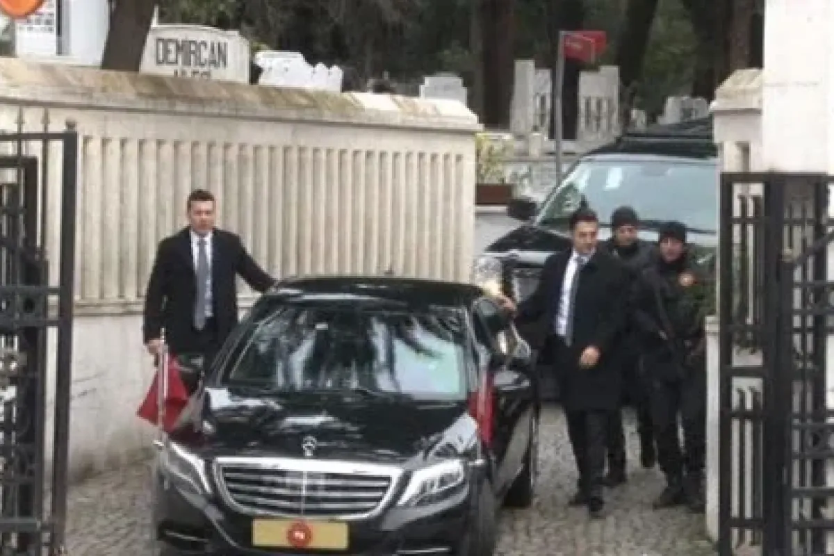 Anne Ve Babasını Ziyaret Etti