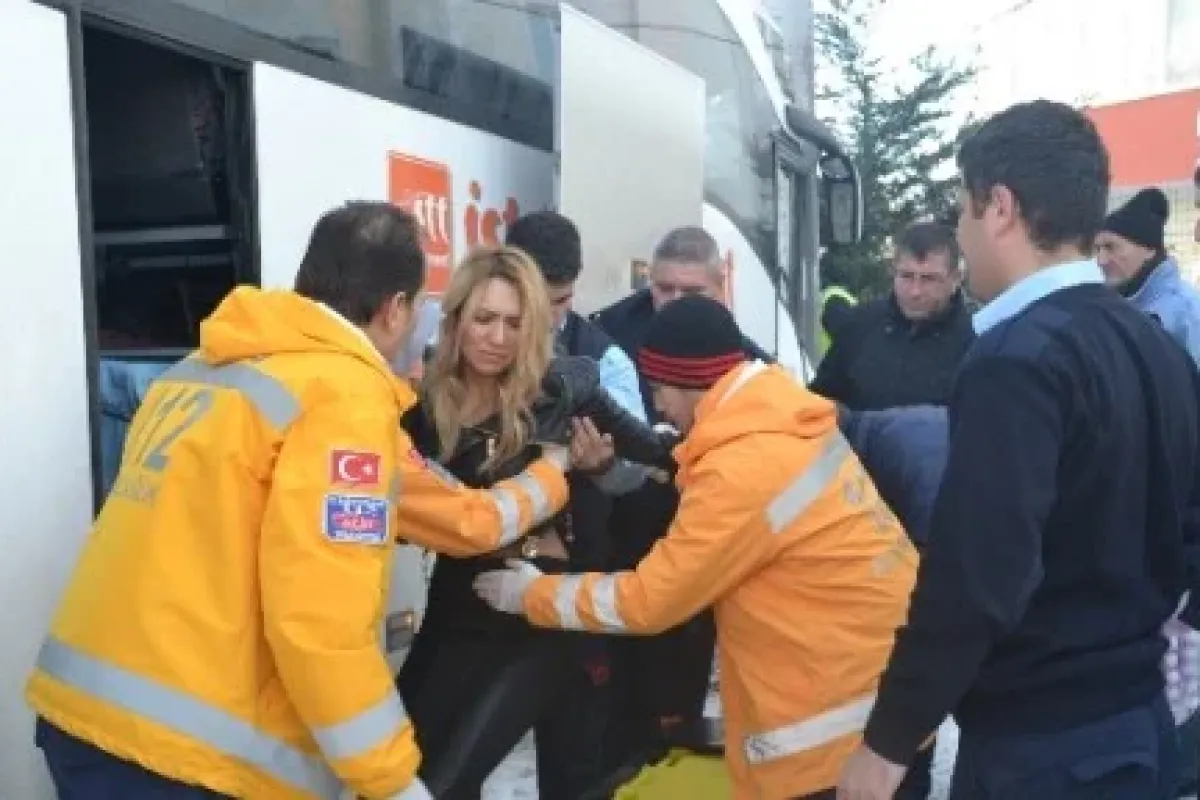 Yolcu Otobüsü Direğe çarptı: 7 Yaralı