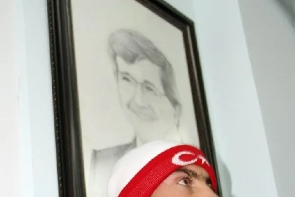 Olmayan Elleriyle Davutoğlu’nun Portresini çizdi