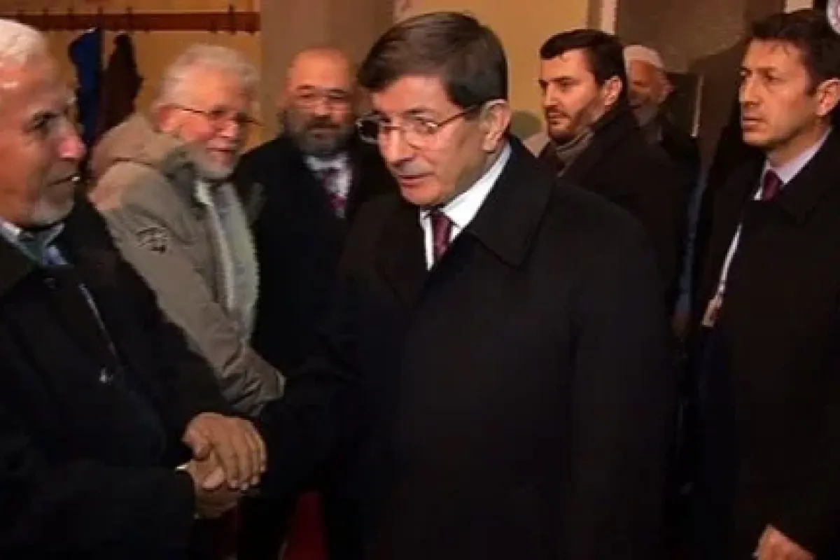 Davutoğlu Saldırıya Uğrayan Camiyi Ziyaret Etti