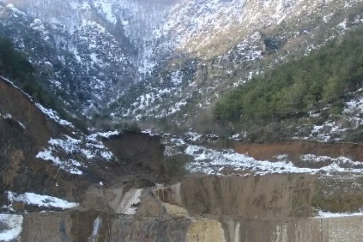 Heyelan Yol Kapattı