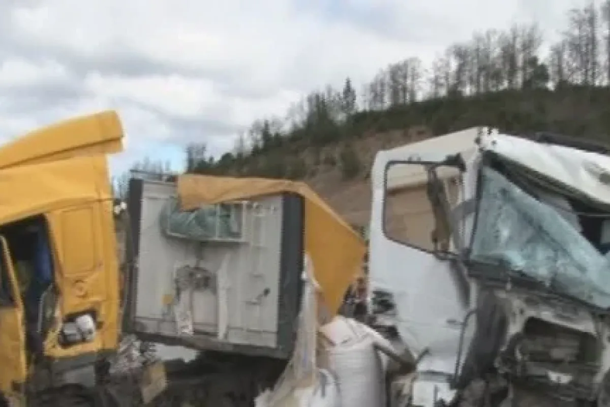 Tır Ile Kamyon çarpıştı: 1 ölü, 2 Yaralı
