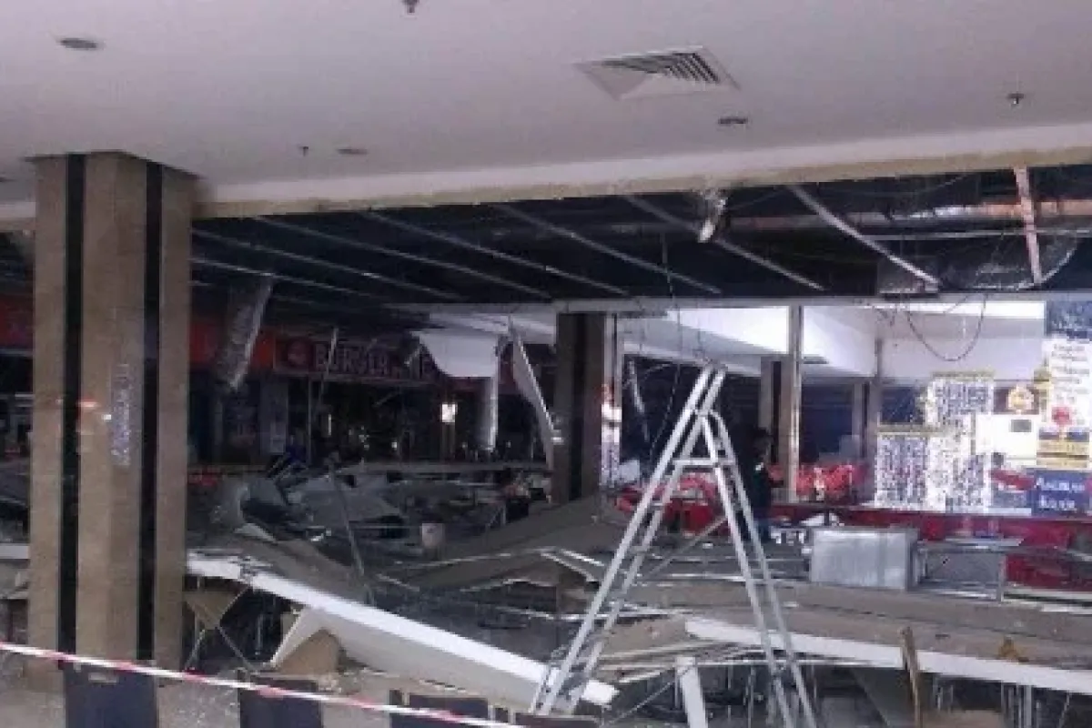 Alışveriş Merkezinin çatısı çöktü
