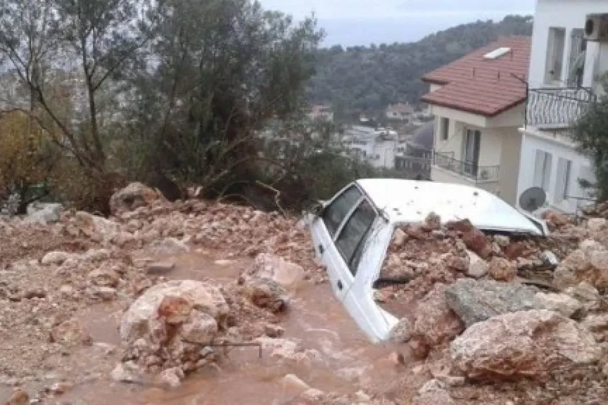 Araçlar Toprağa Gömüldü