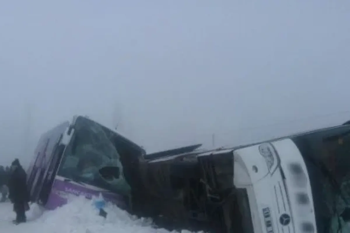 Devrilen Otobüs Başka Araca çarptı: 17 Yaralı