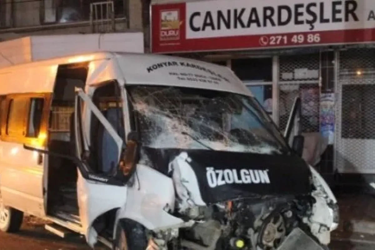 Minibüs Direğe çarptı: 5 Yaralı
