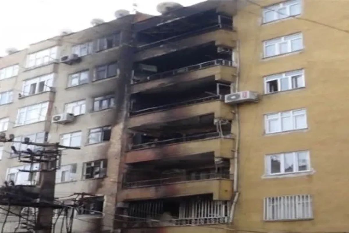 Patlayan Trafo Iki Binayı Yaktı