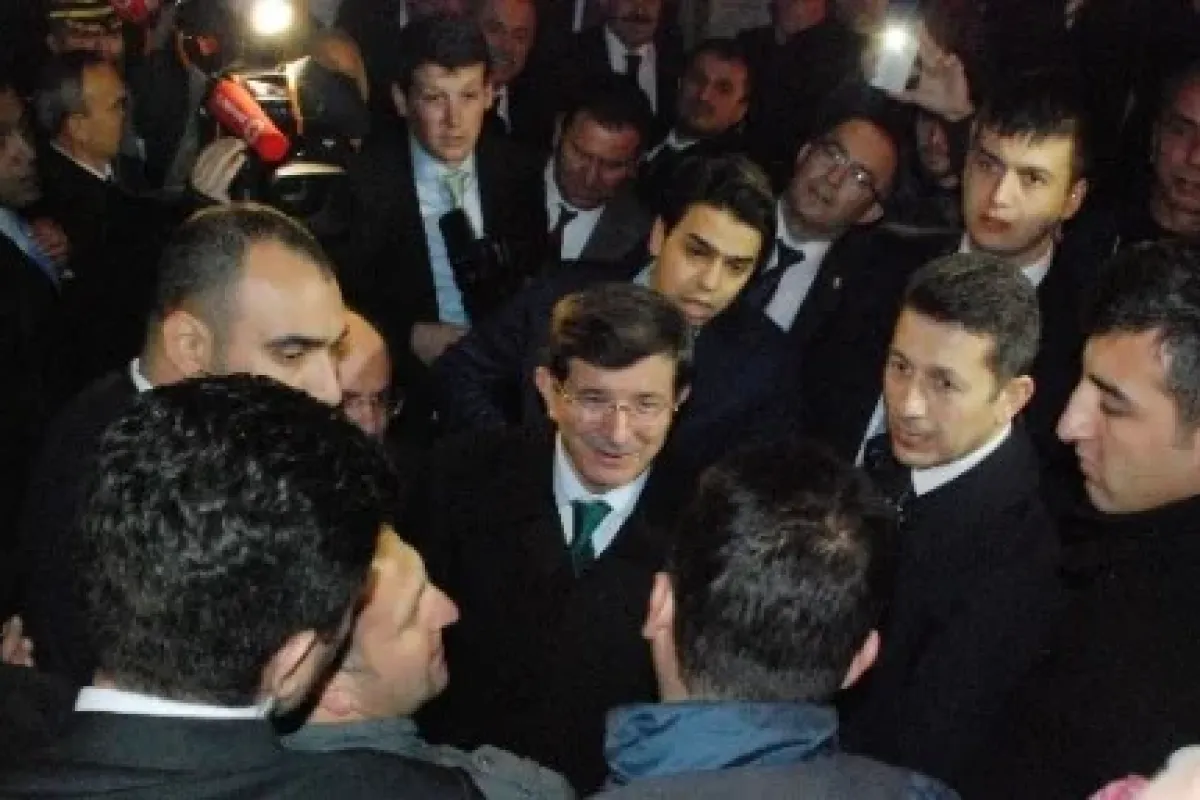 Davutoğlu, Şahidi Türbesini Ziyaret Etti