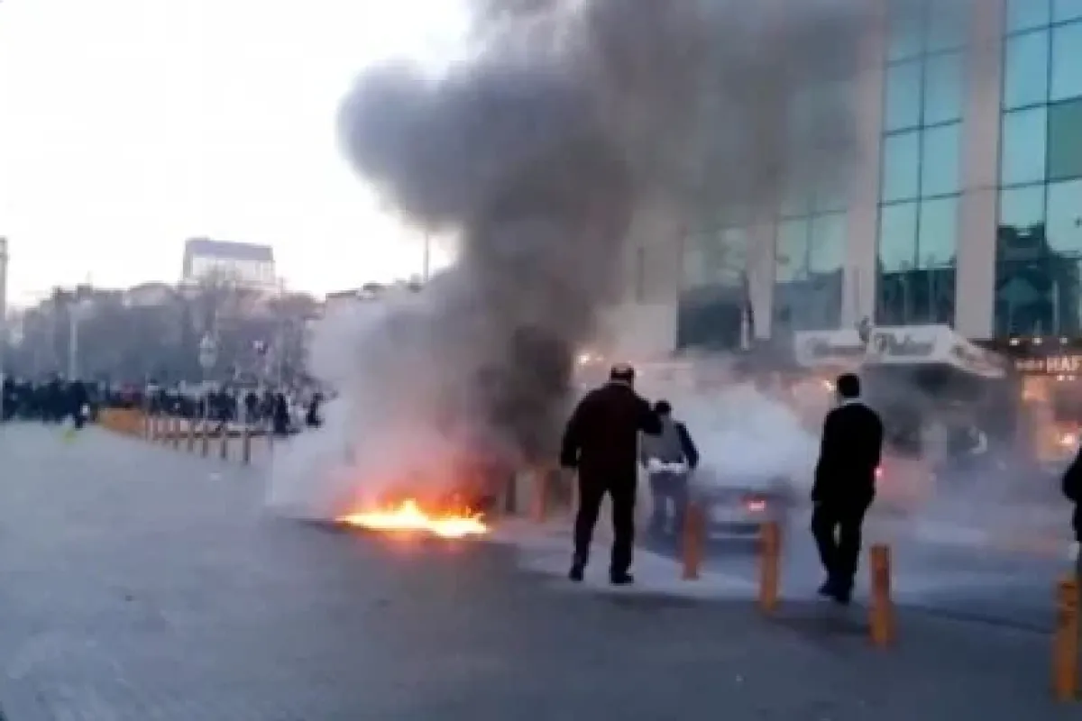 Taksim’in Göbeğinde Aracını Yaktı