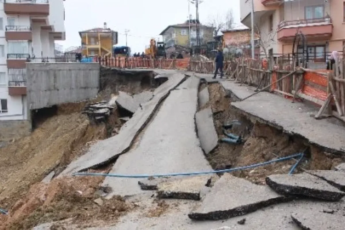 İnşaat çalışması Yolu çökertti