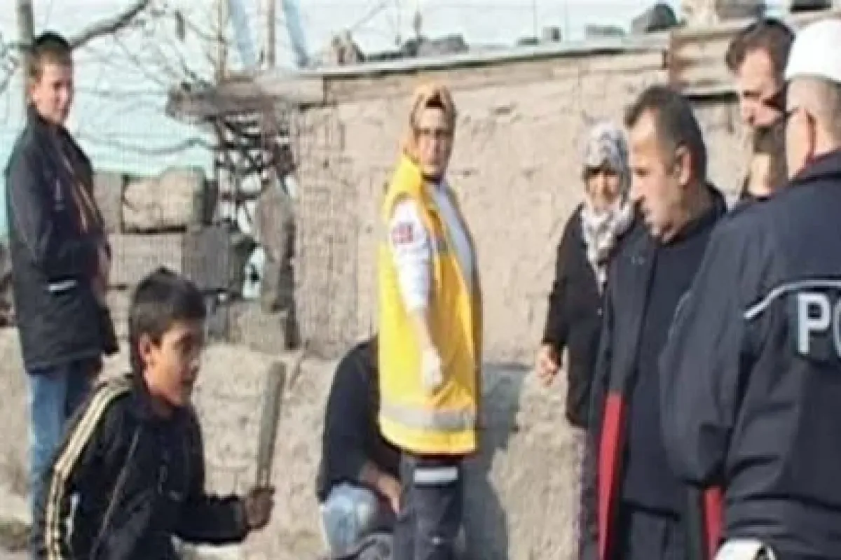 Elinde Sopasıyla Ablasını Aradı