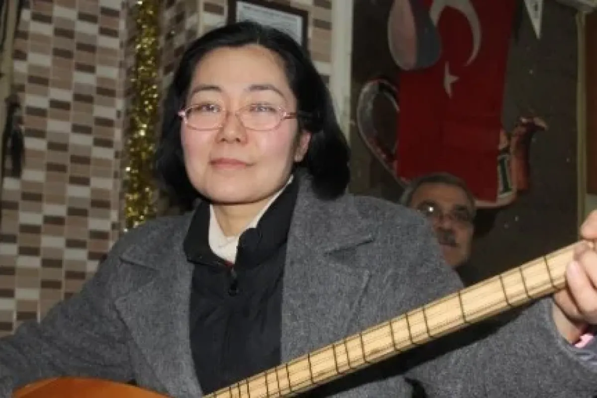 Japon Gelin Türkü Söylüyor Bağlama çalıyor