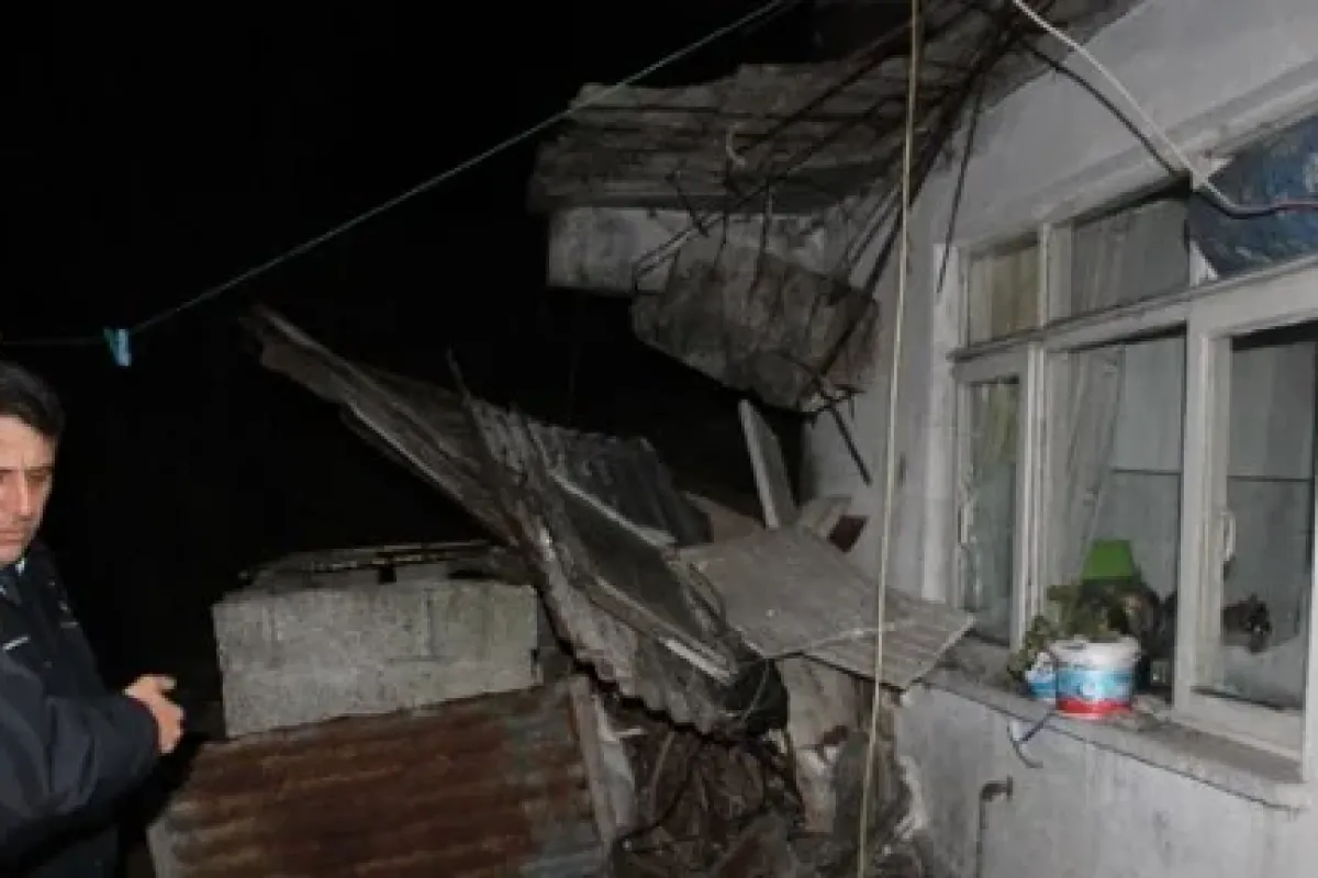Balkon üzerine çöktü