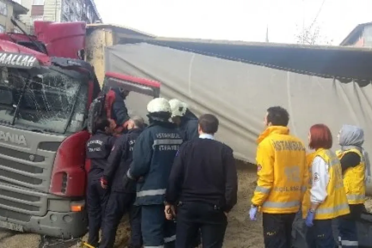 İnşaata Kum Getiren Kamyon Devrildi: 1 ölü